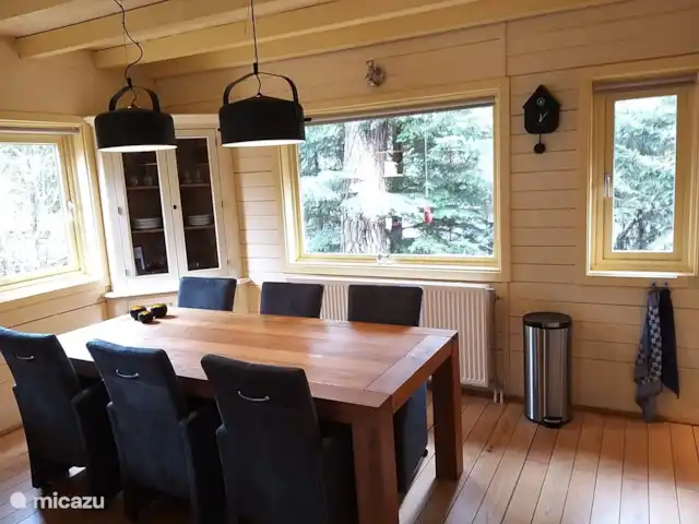 el tucan en Países Bajos, Güeldres, Emst (Epe) - casa vacacional La mesa de más de 2,20 metros. Es hora de disfrutar de una cena excelente o, finalmente, de querer jugar el juego de mesa que ha querido jugar durante tanto tiempo.