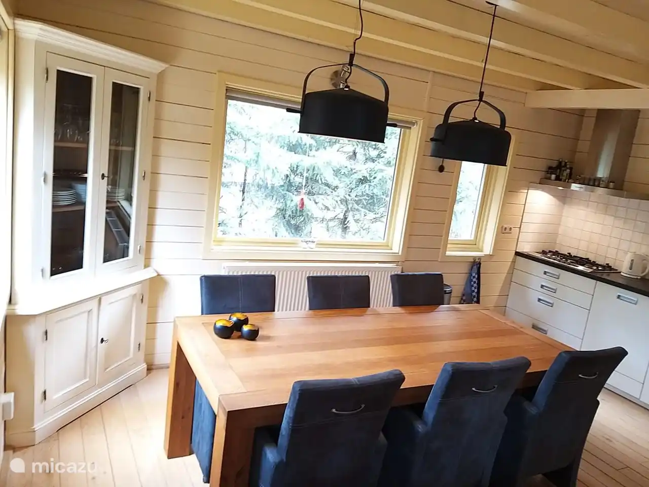 Es gibt auch genügend Platz, um an diesem Tisch mit Ihrem Laptop zu arbeiten. Sitzen Sie am Fenster? Ihr Hintergrund war in einer Zoom-sitzung noch nie so inspirierend.