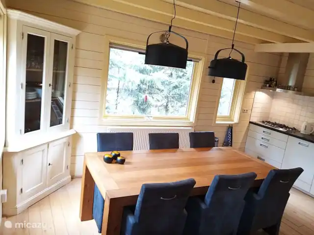 el tucan en Países Bajos, Güeldres, Emst (Epe) - casa vacacional También hay suficiente espacio para trabajar en esta mesa con su computadora portátil. ¿Estás junto a la ventana? Su experiencia nunca ha sido tan inspiradora durante una sesión de Zoom.