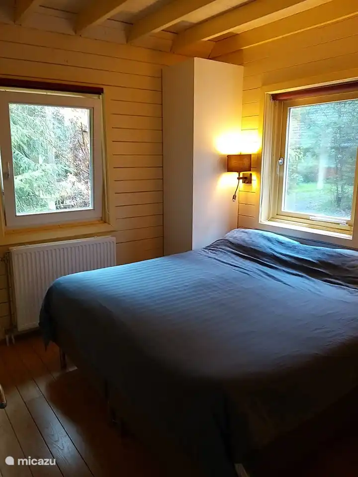 Das Schlafzimmer im Erdgeschoss. Boxspring von 1,80 Meter breit und 2,00 lang. Es gibt auch ein USB-Ladegerät in der Lampe und Leselampe.