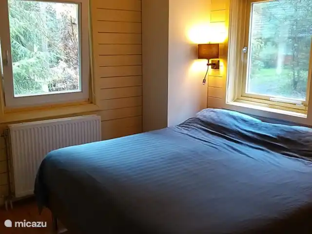 el tucan en Países Bajos, Güeldres, Emst (Epe) - casa vacacional El dormitorio en la planta baja. Somier de 1,80 metros de ancho y 2,00 de largo. También hay un cargador USB en la lámpara y la lámpara de lectura.