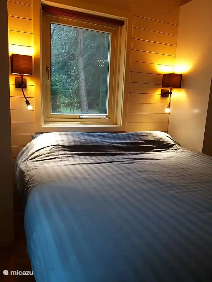 Das Schlafzimmer im Erdgeschoss. Boxspring von 1,80 Meter breit und 2,00 lang. Es gibt auch ein USB-Ladegerät in der Lampe und Leselampe.