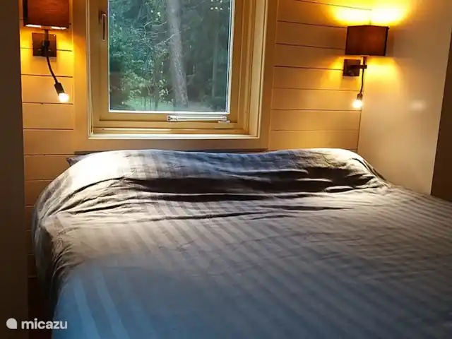 el tucan en Países Bajos, Güeldres, Emst (Epe) - casa vacacional El dormitorio en la planta baja. Somier de 1,80 metros de ancho y 2,00 de largo. También hay un cargador USB en la lámpara y la lámpara de lectura.