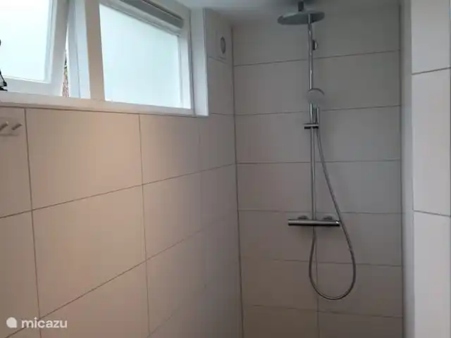 el tucan en Países Bajos, Güeldres, Emst (Epe) - casa vacacional El cuarto de baño con amplia ducha a ras de suelo y ventilación suficiente.