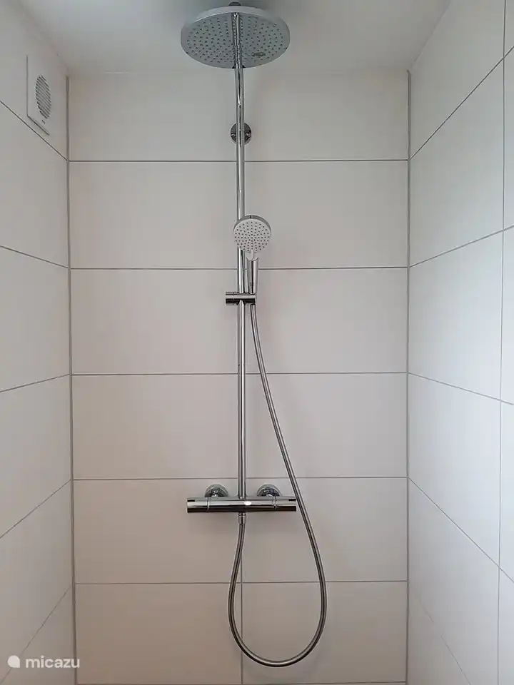 Regendusche und Handbrause sind, genau wie die Armaturen, von Hansgrohe