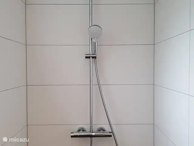 el tucan en Países Bajos, Güeldres, Emst (Epe) - casa vacacional La ducha de lluvia y la teleducha son, al igual que la grifería, de Hansgrohe