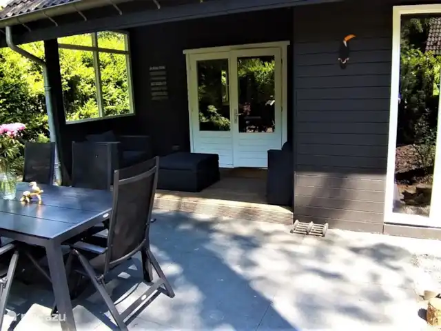 el tucan en Países Bajos, Güeldres, Emst (Epe) - casa vacacional La terraza y la veranda de Boshuis De Toekan