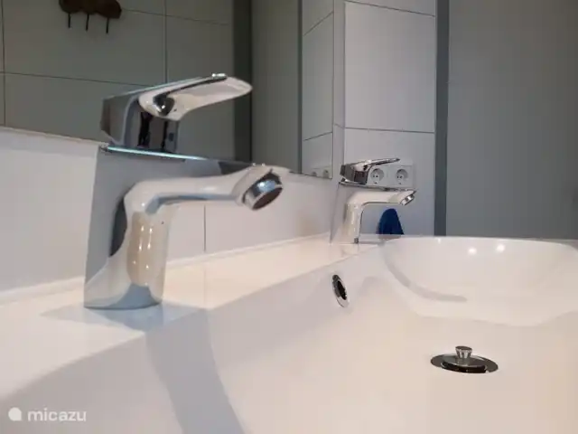 el tucan en Países Bajos, Güeldres, Emst (Epe) - casa vacacional La ducha de lluvia y la teleducha son, al igual que la grifería, de Hansgrohe