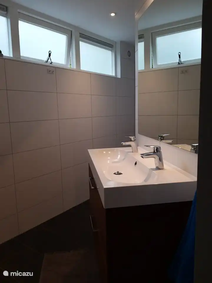 Das Badezimmer ist mit einem 2-Personen-Badezimmermöbel ausgestattet, das genügend Platz bietet, um Ihre persönlichen Gegenstände zu verstauen.