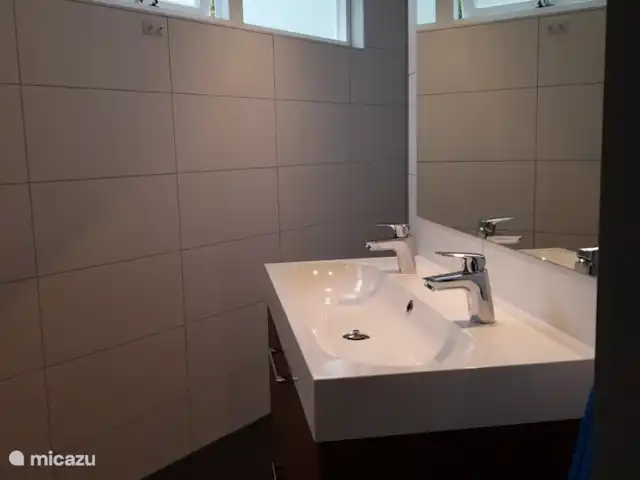 el tucan en Países Bajos, Güeldres, Emst (Epe) - casa vacacional El baño está equipado con un mueble de baño de 2 plazas con espacio suficiente para guardar tus objetos personales.