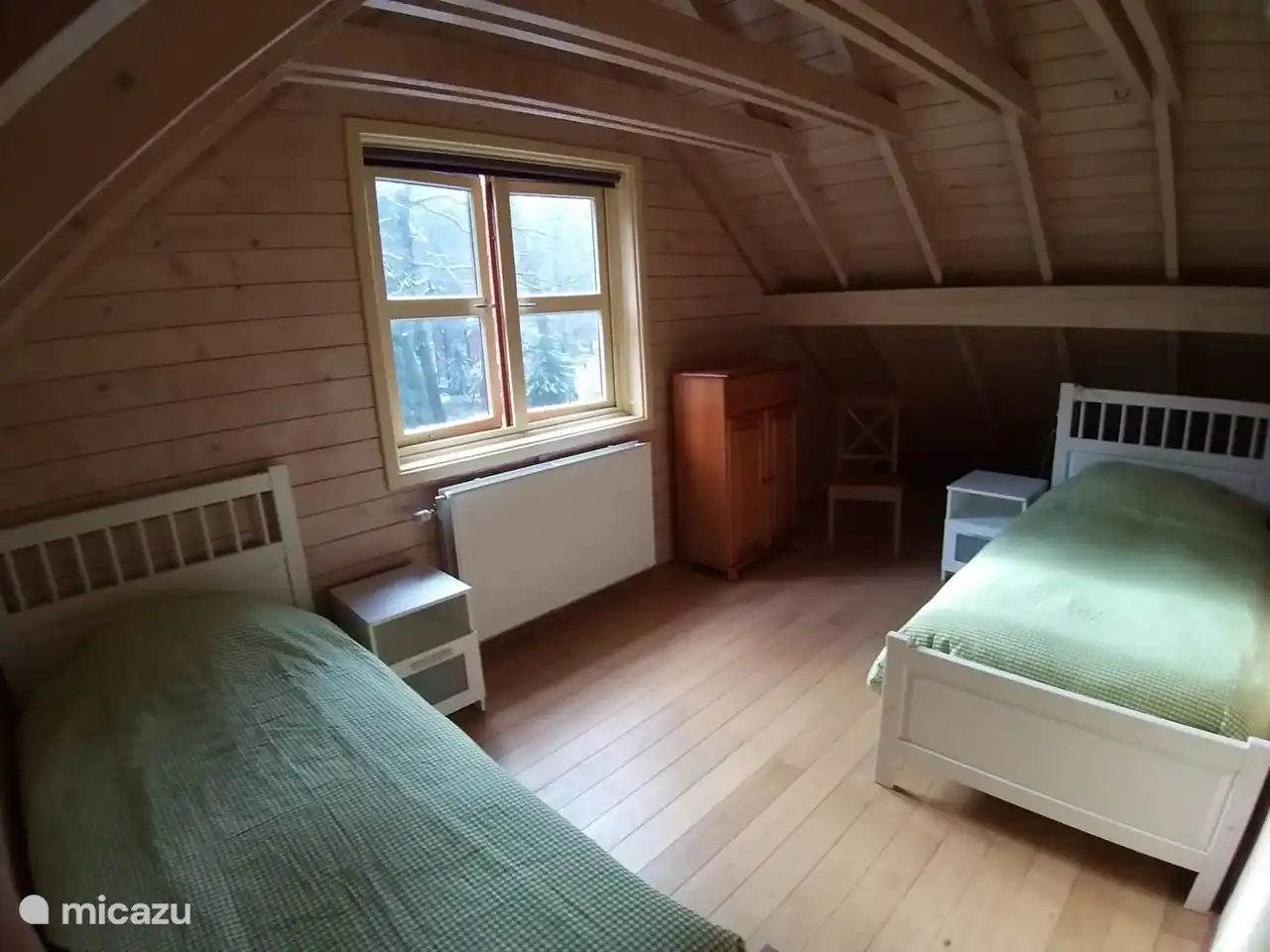 Schlafzimmer im ersten Stock mit zwei Einzelbetten.