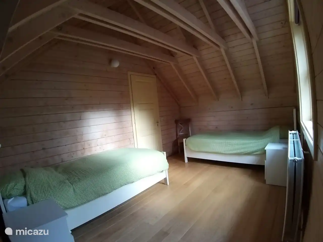 Schlafzimmer im ersten Stock mit zwei Einzelbetten.