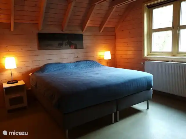 el tucan en Países Bajos, Güeldres, Emst (Epe) - casa vacacional Dormitorio en el primer piso. Al igual que en la planta baja, se trata de un somier de 180 x 200 con colchones individuales.