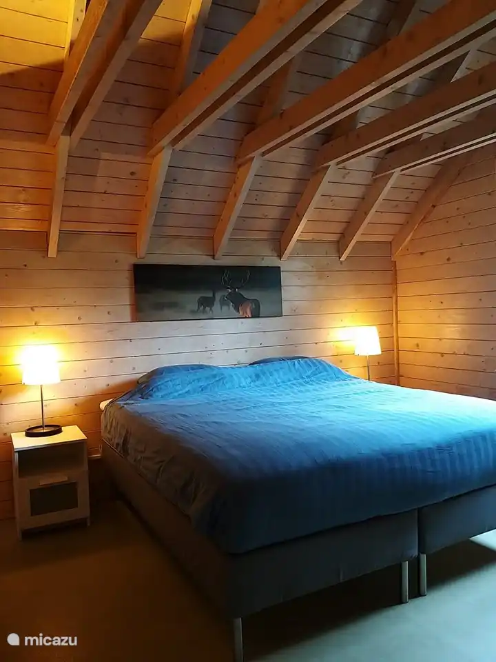 Schlafzimmer im ersten Stock. Genau wie im Erdgeschoss ist dies ein Boxspringbett von 180 x 200 mit Einzelmatratzen.