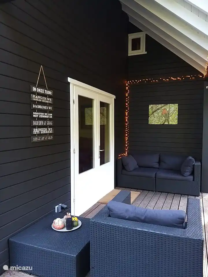 Auf der Veranda des Waldhauses De Toekan in Emst können Sie sich entspannen.