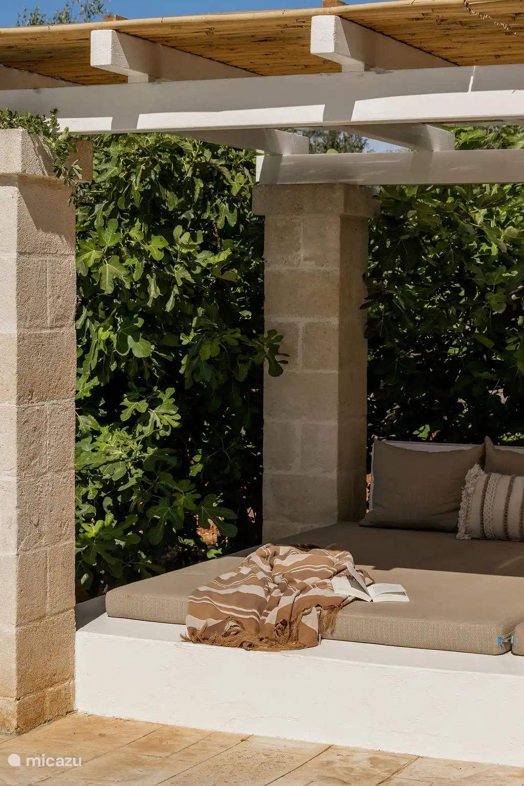 Pavillon mit Sonnenliegen