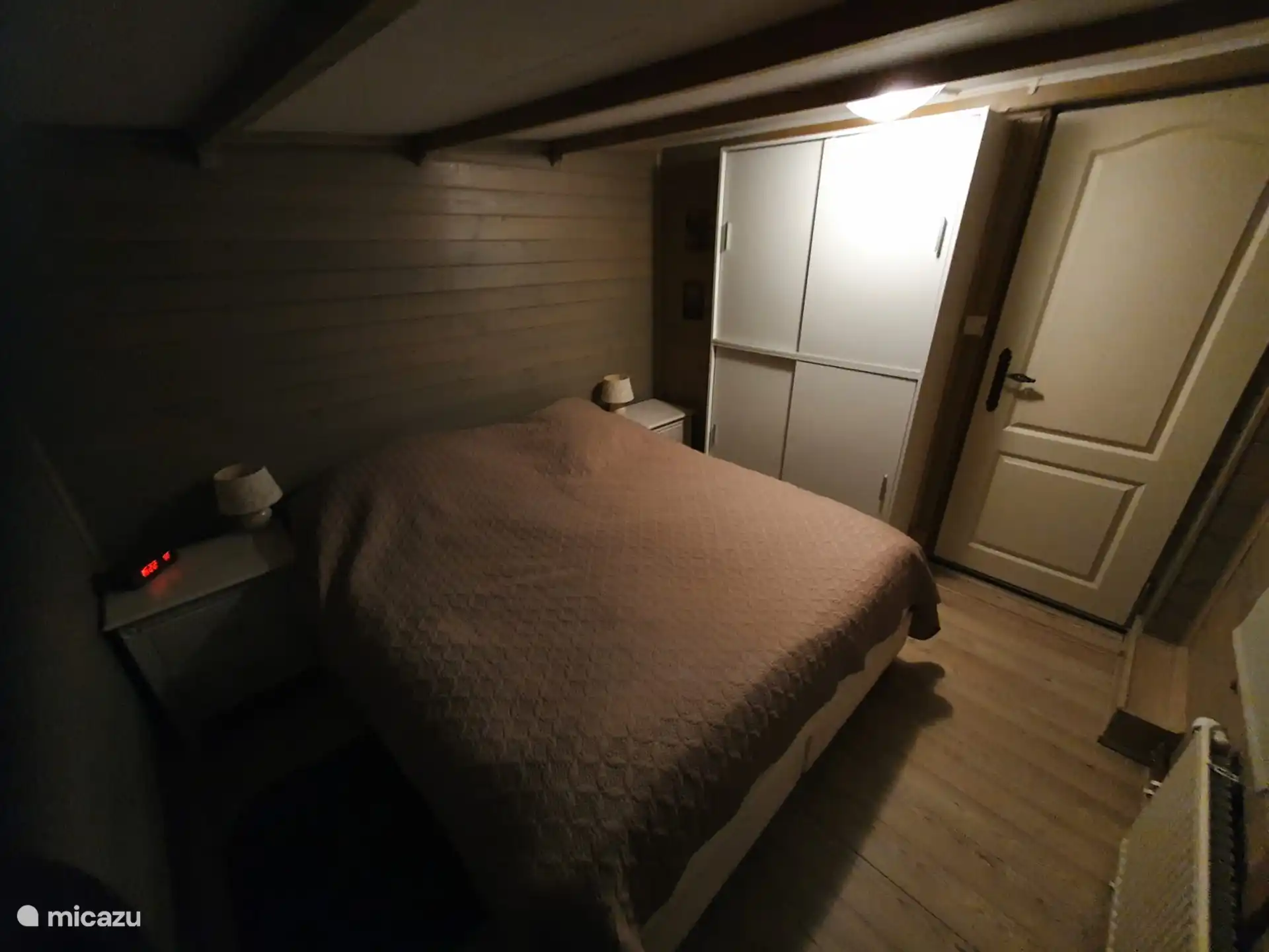 Schlafzimmer mit Boxspring für zwei Personen