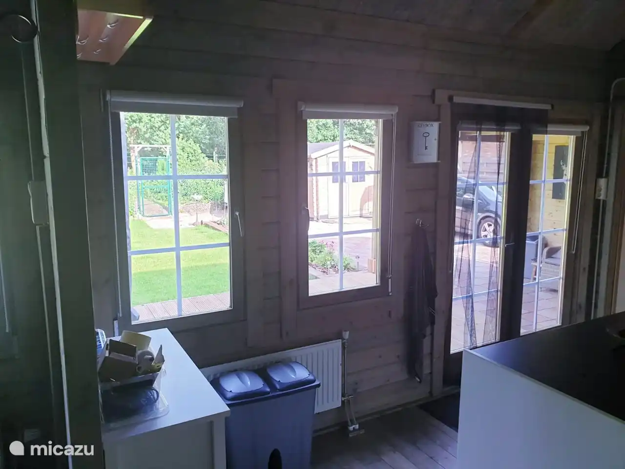 Küche mit Terrassentüren zur Terrasse