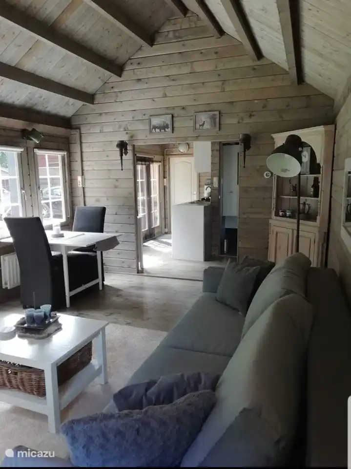 Wohnzimmer mit Schlafcouch und Essbereich