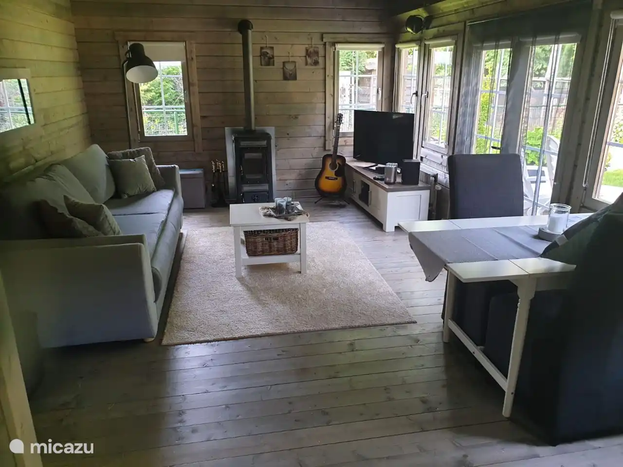 Gemütliches Wohnzimmer mit Holzofen und Flügeltüren