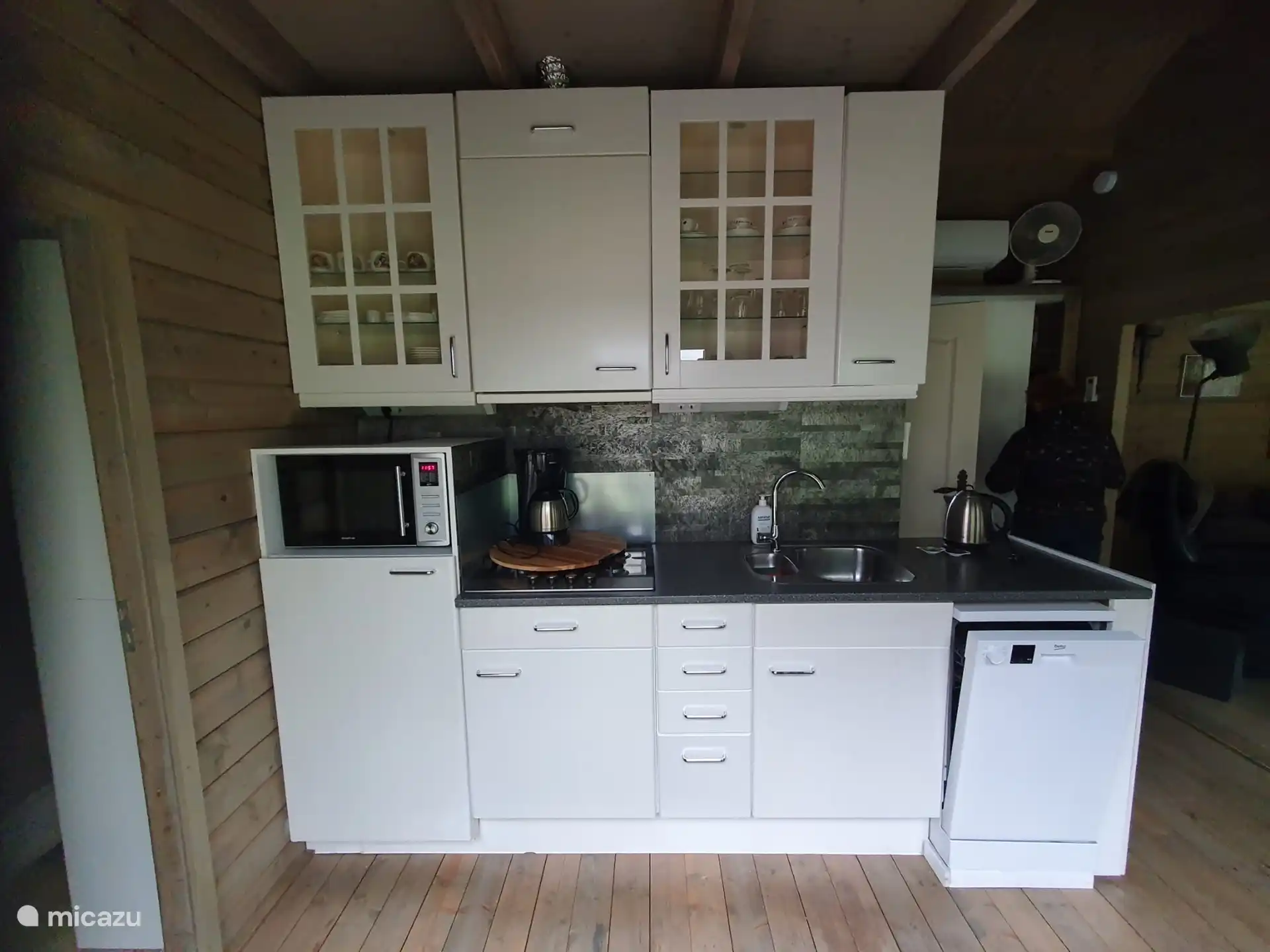 Küche mit Geschirrspüler, Mikrowelle und Kühlschrank