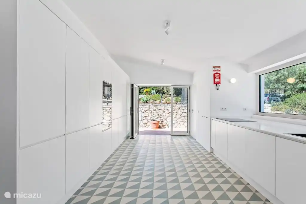 Moderne, geräumige Küche mit allen Annehmlichkeiten: großer Kühlschrank, Gefrierschrank, Backofen, Induktionskochfeld, Mikrowelle, Backofen (alle Siemens˜).