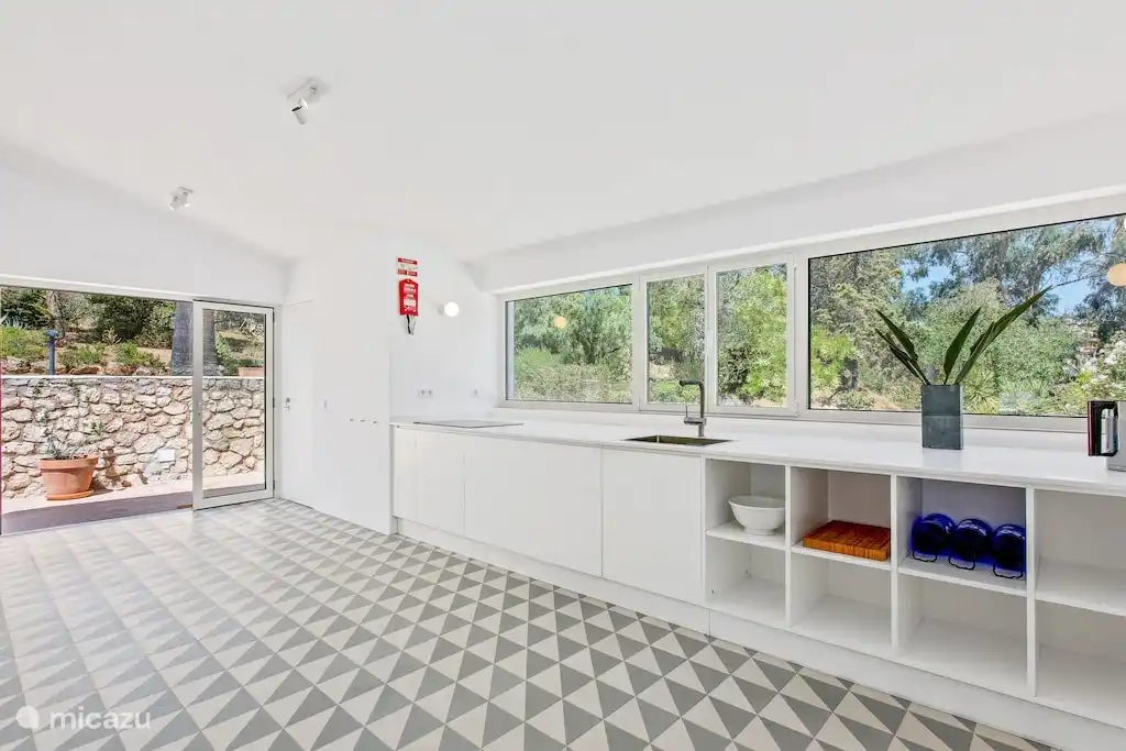 Blick von der Küche auf den Garten.