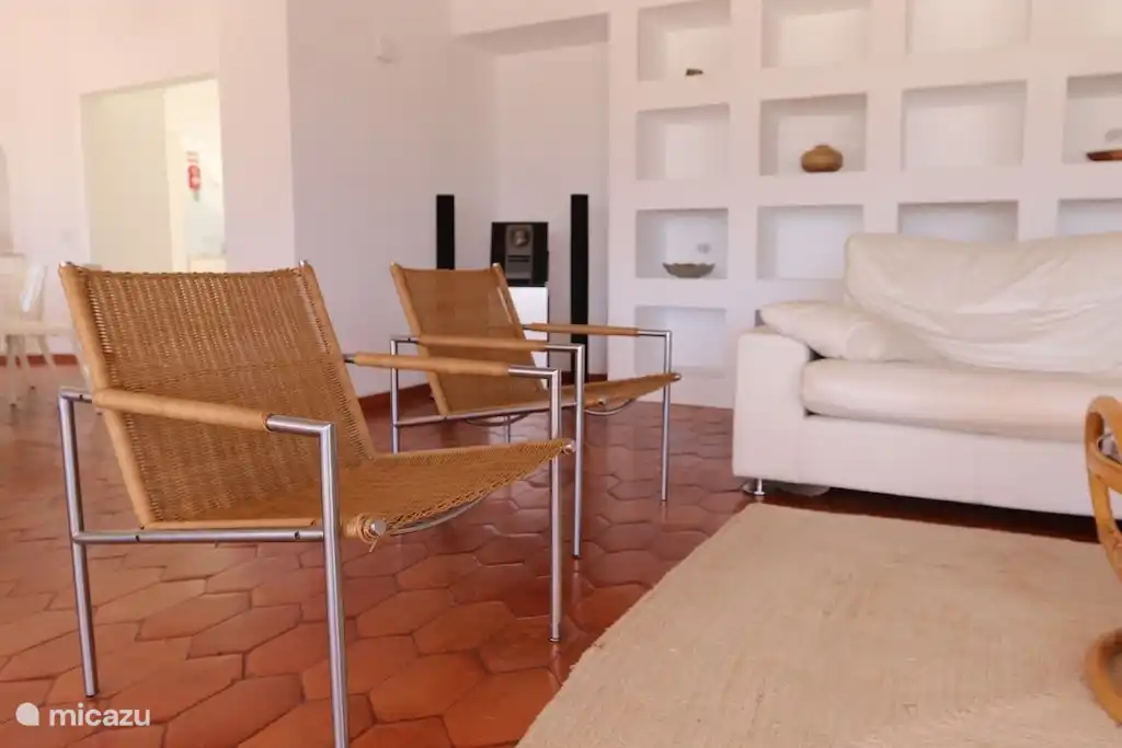 Das Wohnzimmer ist komfortabel und geschmackvoll eingerichtet mit allen Annehmlichkeiten: Fernseher (HBO-Abonnement), Stereo-Boxen und eine gute WIFI-Verbindung.