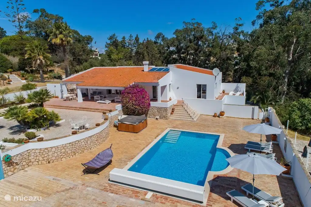 Großer Pool mit viel Platz um ihn herum - es gibt immer genug Platz, um die Sunlouncher in die Sonne zu setzen