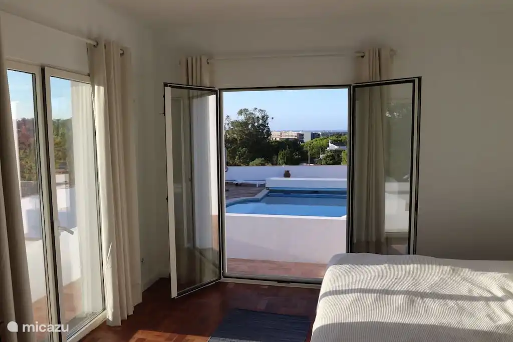 Von Ihrem Schlafzimmer aus haben Sie einen Blick auf den Pool und das Meer.
