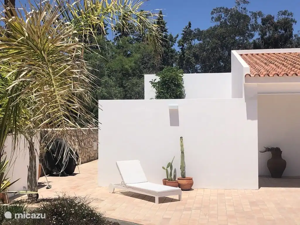 Mehrere Terrassen ... eine für jeden Anlass. Der Grill ist auch fertig.