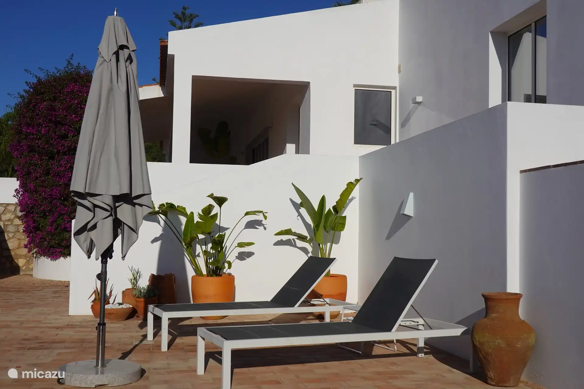 Windgeschützt - sonnige Ecke am Pool