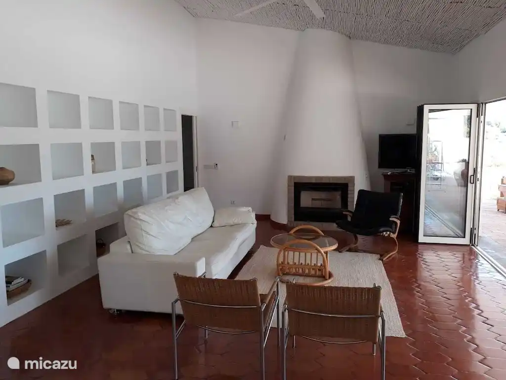 Wohnzimmer mit einem schönen traditionellen Kamin für die kälteren Winterabende