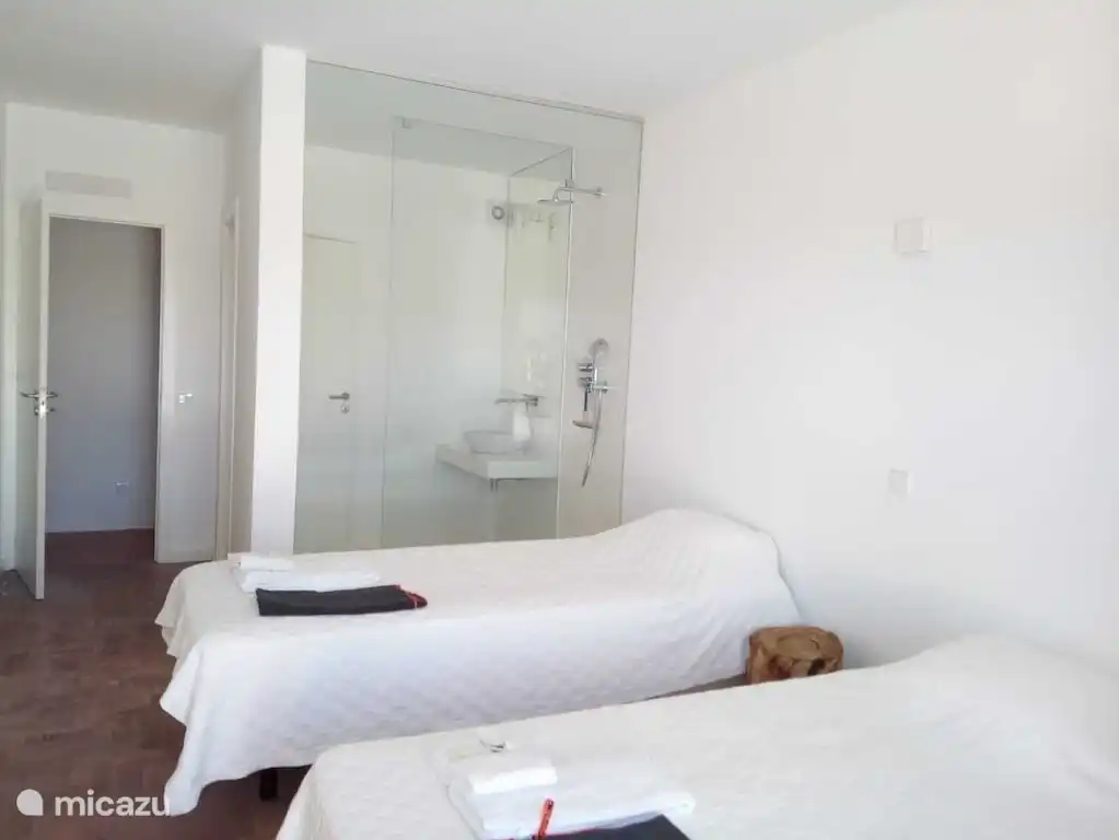 Doppelzimmer mit Blick auf das Naturschutzgebiet mit aufgehender Sonne.