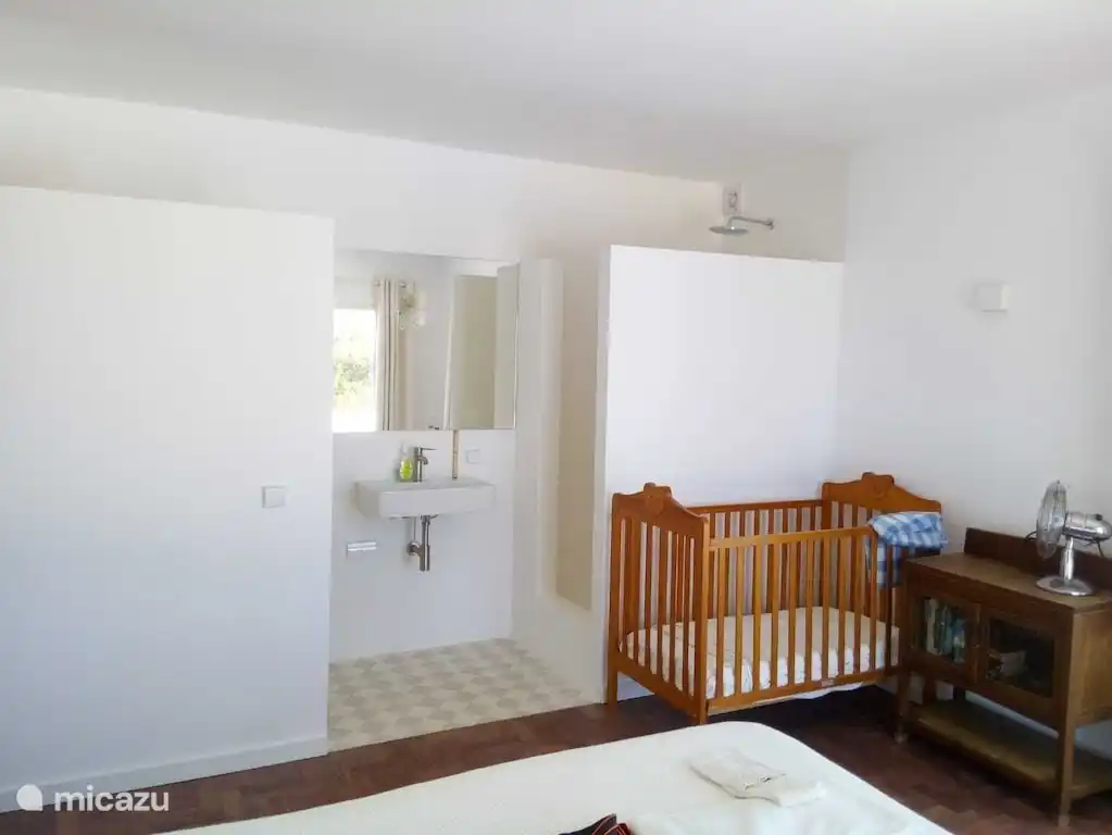 Auf Anfrage können wir ein Babybett in eines der Schlafzimmer stellen