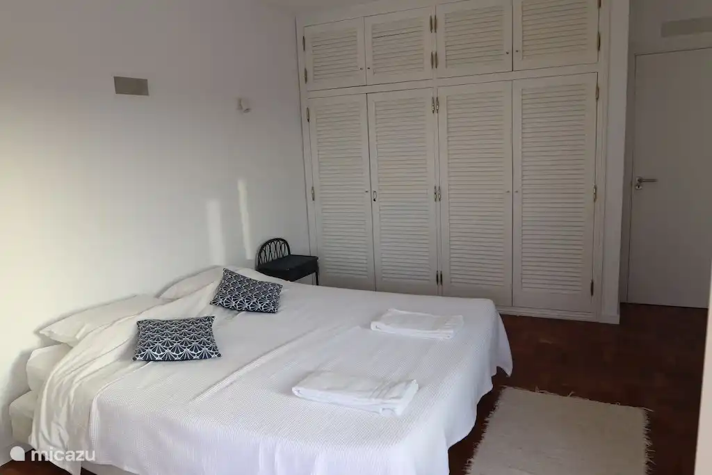 Eines der beiden Schlafzimmer mit Blick auf das Meer und den Pool.