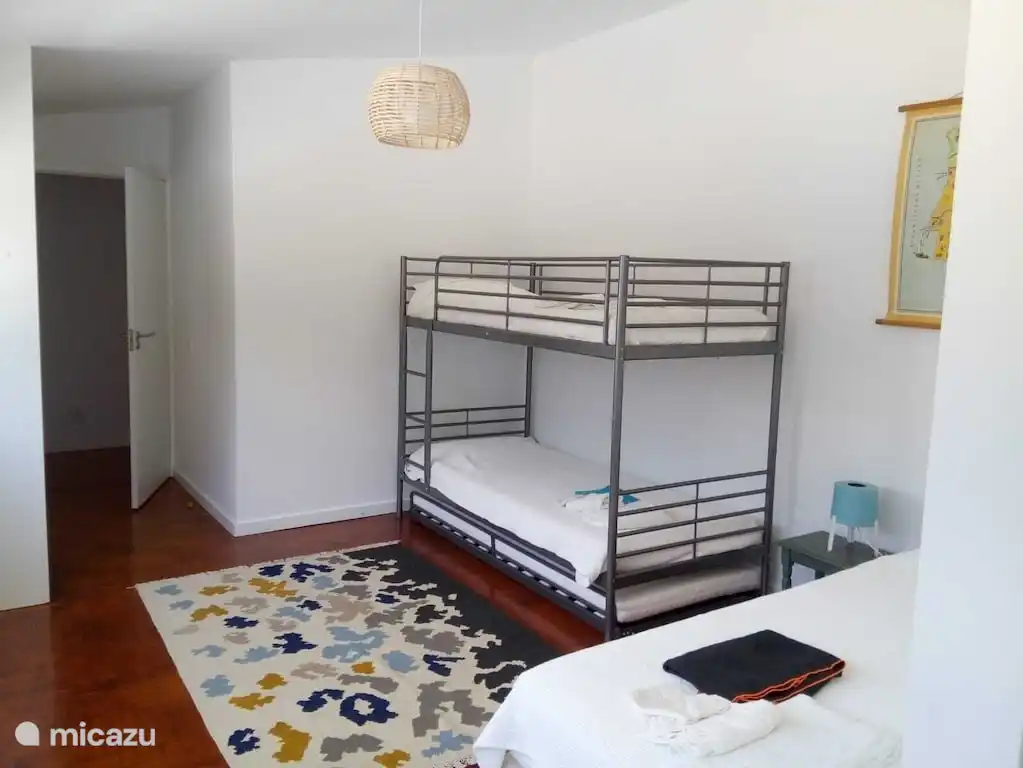 Schlafzimmer mit einem Einzelbett und einem Etagenbett - ideal für viele Kinder, aber auch komfortabel für 2 Erwachsene. Dieses Zimmer verfügt über ein extra großes Badezimmer und Blick auf den Garten.