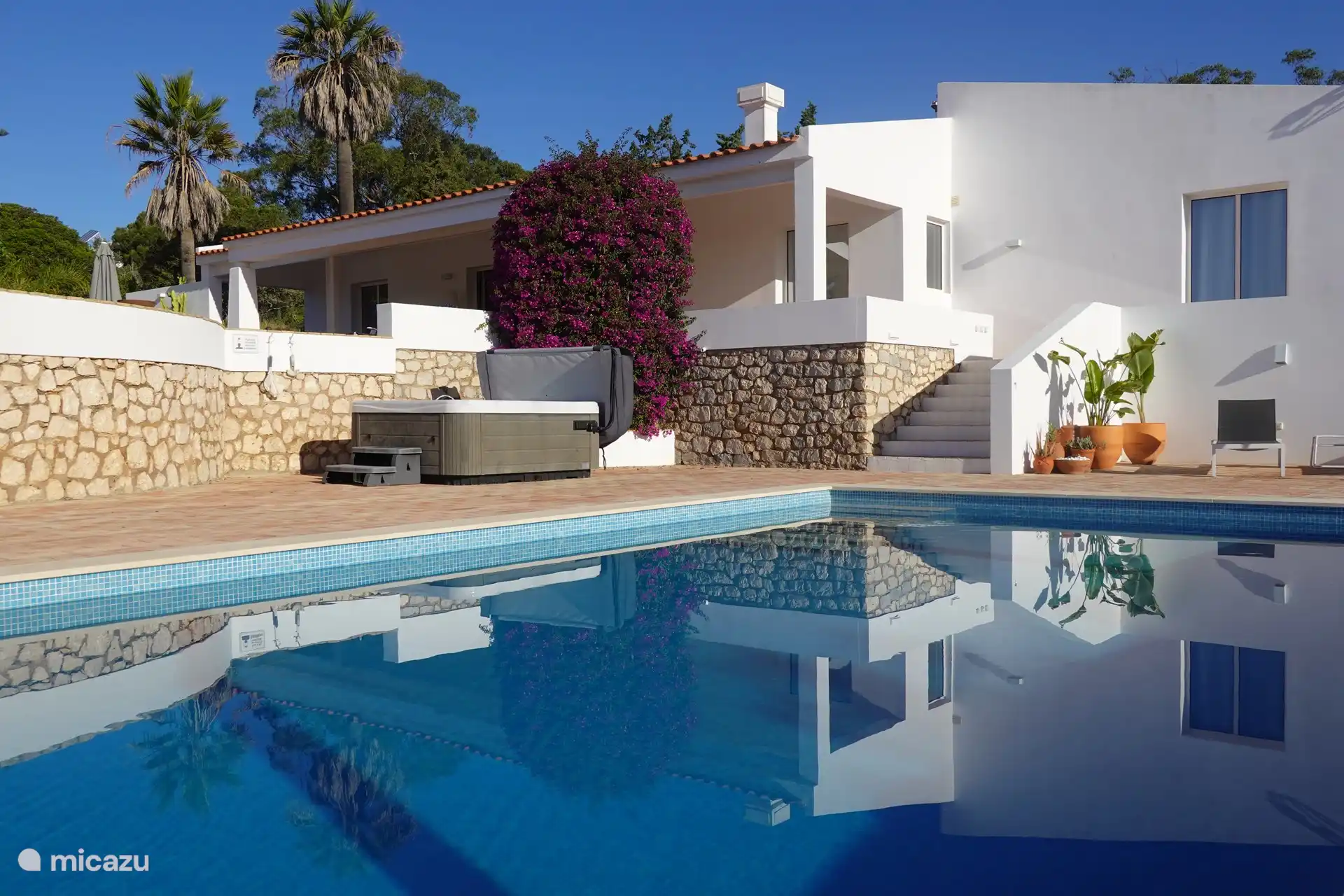 Großes Schwimmbad für jede Menge Badespaß. Und die Möglichkeit, Bahnen zu schwimmen für den Sportbegeisterten. Neuer Umbau Pool+ Terrasse 2024