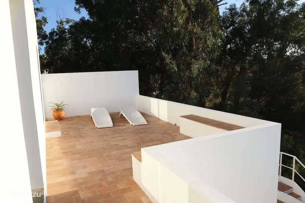 Morgensonne auf der Terrasse neben zwei Schlafzimmern. Naturschutzgebiet und Meer anzeigen.