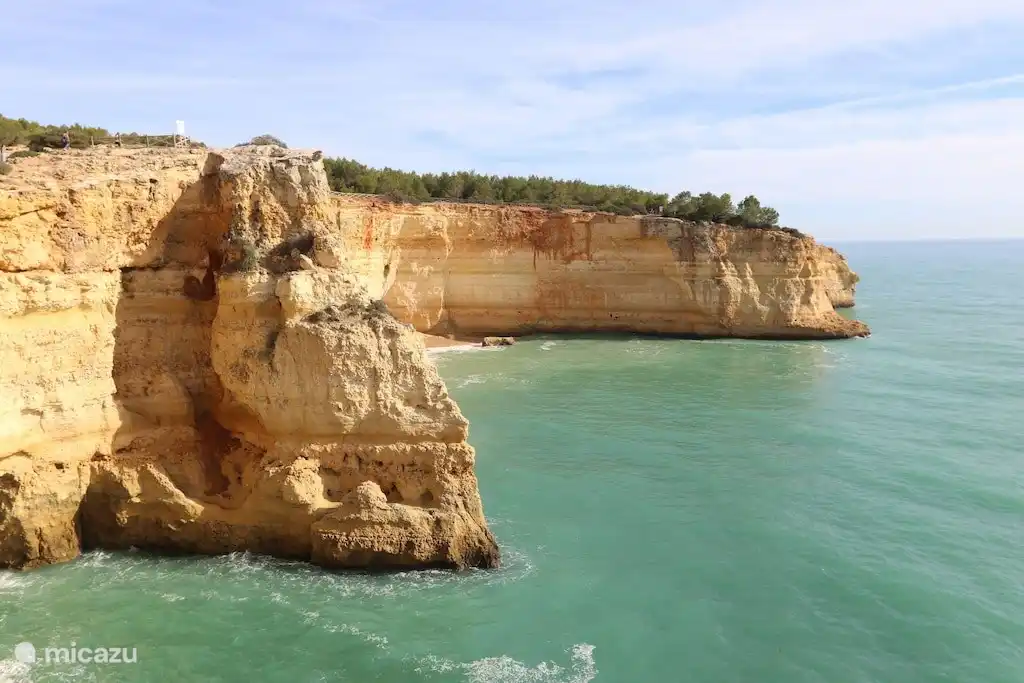Die Küste von Lagos ist wirklich wunderschön: die Buchten mit den rosa Felsen und die langen Sandstrände von Meia Praia