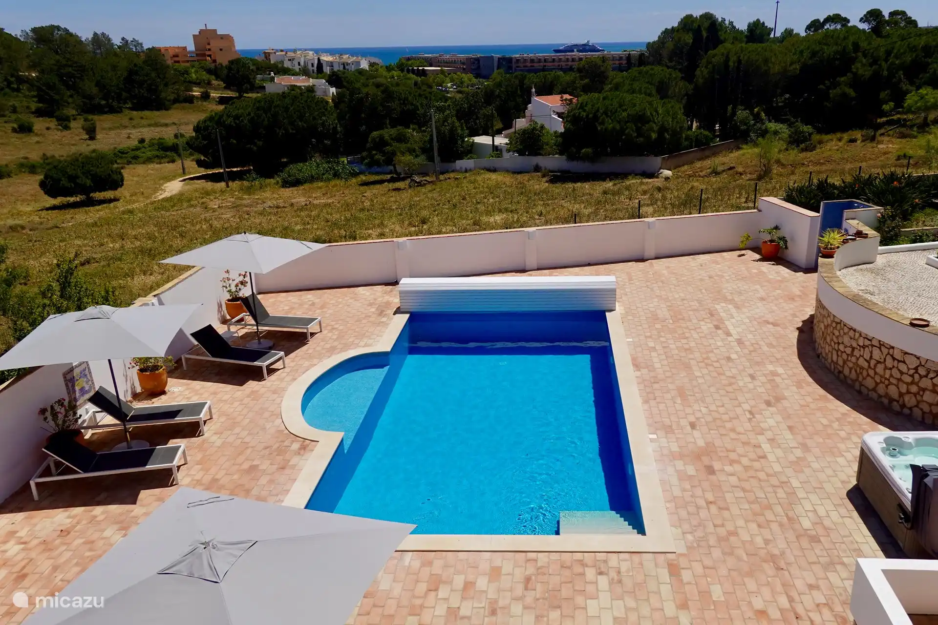 Blick auf den Pool und das Meer.