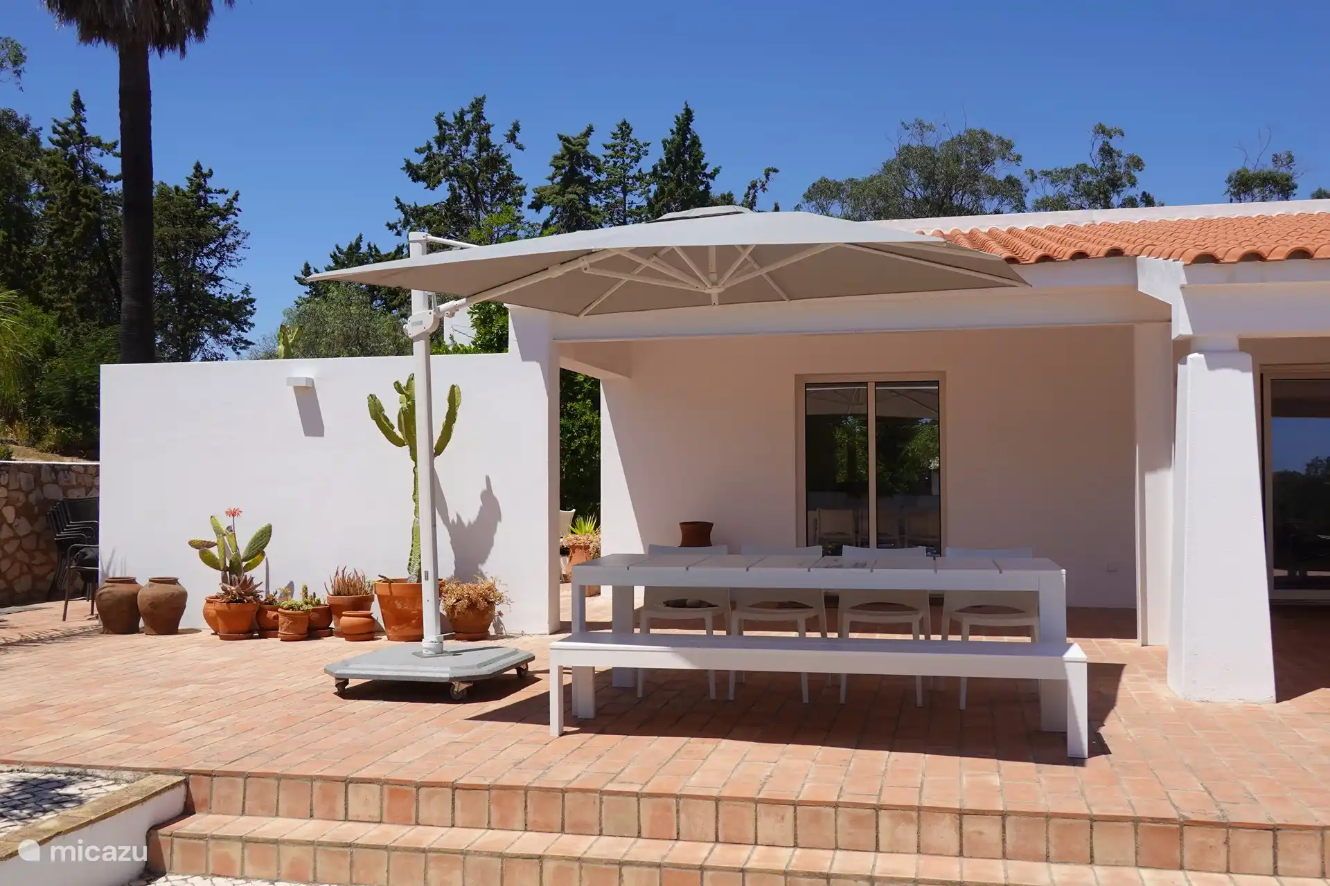 Sitzgelegenheit auf der Terrasse mit Sonnenschirm