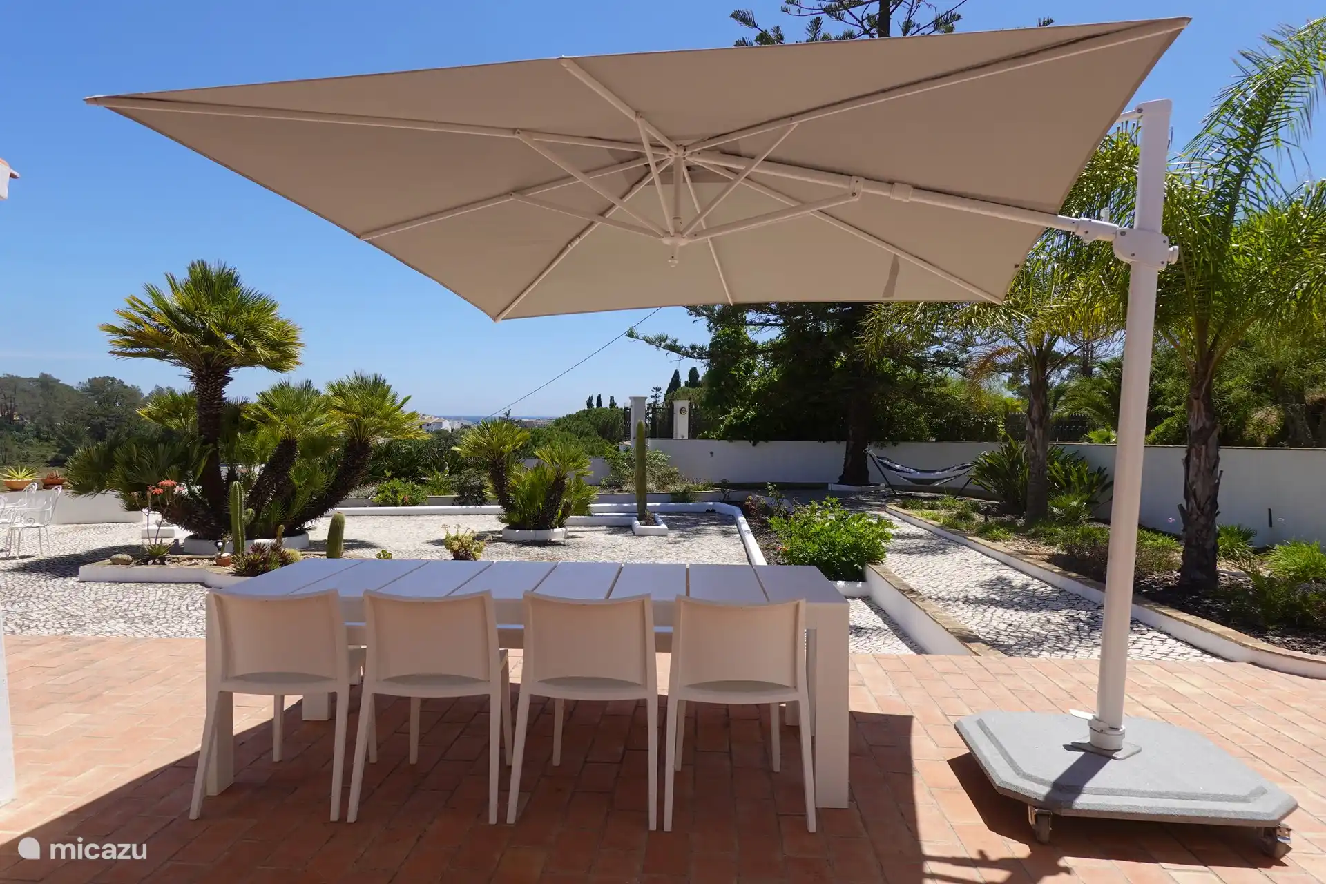 Blick auf die Terrasse mit Essbereich und Meerblick