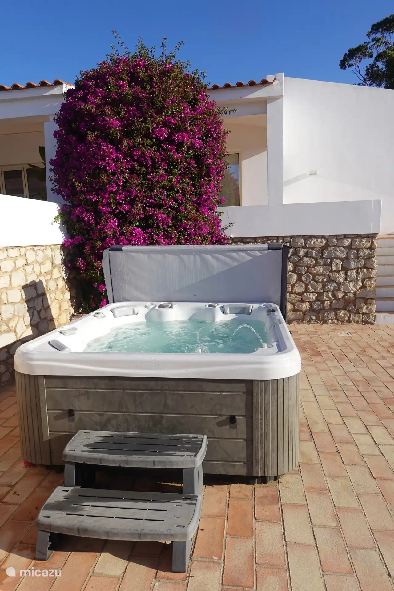 Whirlpool für 5 Personen (mit schönen Lichteffekten für den Abend)