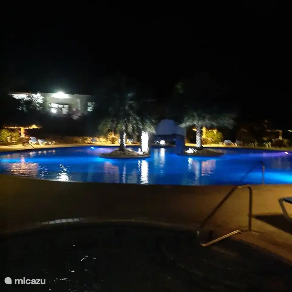beleuchteter Pool in der Nacht