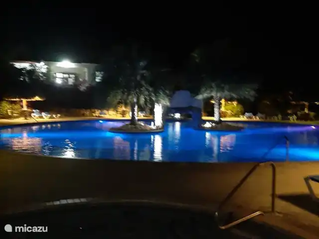 Seru Coral prachtige studio 2 pers huren in Curaçao, Banda Ariba (oost), Seru Coral - studio s avonds verlichte zwembad