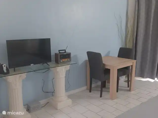 Seru Coral prachtige studio 2 pers huren in Curaçao, Banda Ariba (oost), Seru Coral - studio eethoek binnen en tv