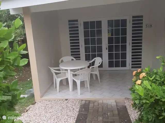 Seru Coral prachtige studio 2 pers huren in Curaçao, Banda Ariba (oost), Seru Coral - studio overdekt terras in schaduw met zithoek
