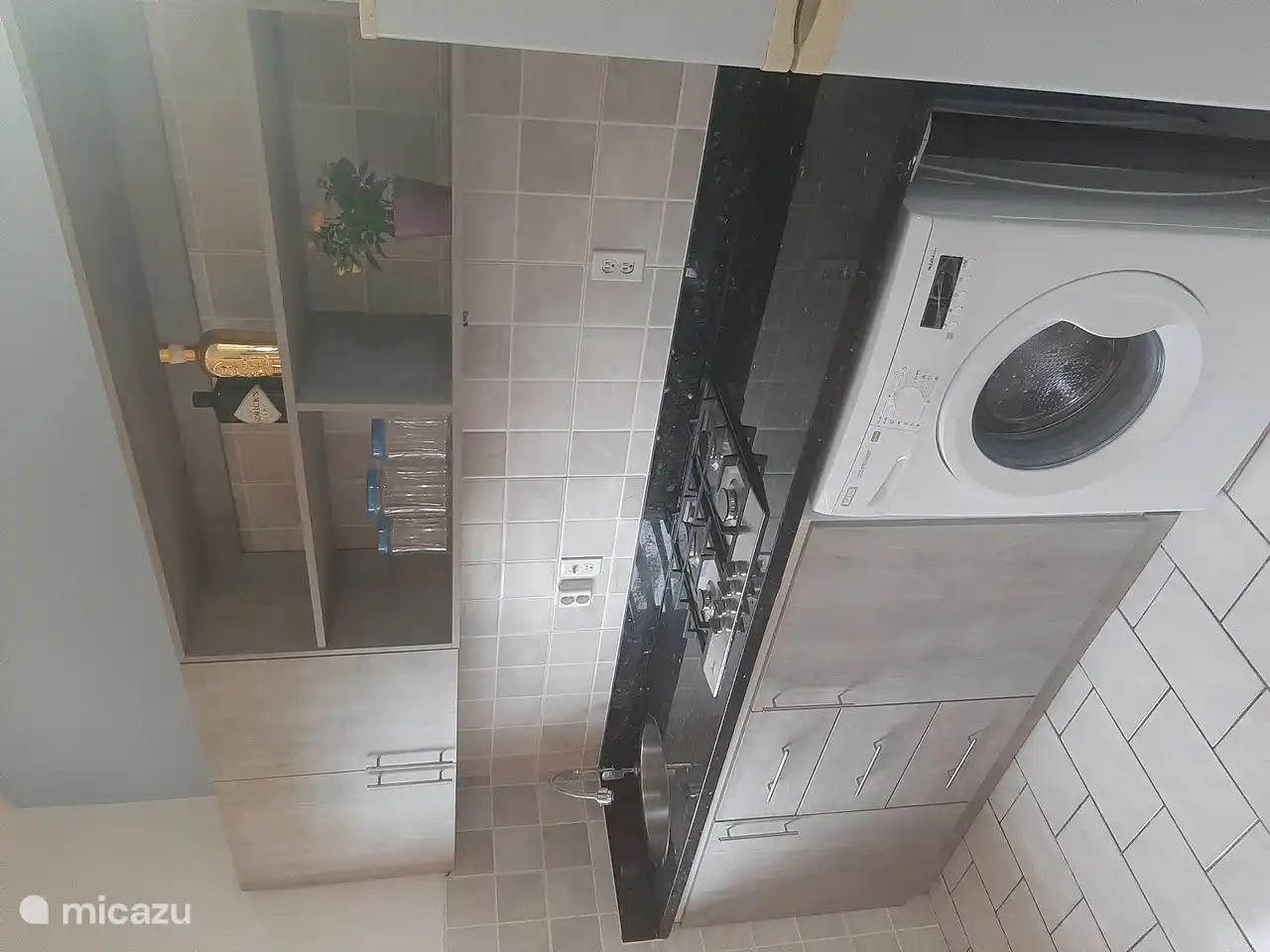 Renovierte Küche mit Waschmaschine.Kühlschrank mit separatem Gefrierfach