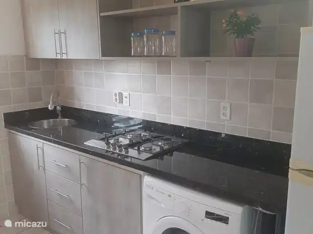 Seru Coral prachtige studio 2 pers huren in Curaçao, Banda Ariba (oost), Seru Coral - studio vernieuwde keuken met wasmachine.koelkast met aparte vriezer